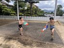 シャボン玉広場では、大人も子供も水遊びを楽しめます。
