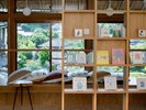 温泉郷の3階に位置し、見晴らしも良く、嬉野の自然とさかざきちはるさんの世界観を一度に楽しめます。
