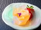 美食の余韻に浸る、目にも鮮やかな甘味。