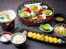 <ご朝食>人気のだし巻き卵は、とろけるような食感とともに奥深いコクと上品な甘みがお口の中に広がります。