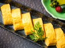<ご朝食>お口の中でとろける、当館名物黄金色のだし巻き。アワード1位に輝いた至福の朝食をどうぞ。