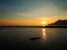 海から絶景の朝焼けを望む時期も…