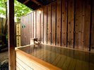 無料貸切露天風呂【檜薫(かいくん)の湯】大き目の浴槽でゆったりお入りいただけます