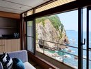【2026年8月リニューアル】日昇館モダン和室42u/高層階┃客室の窓から雄大な海景をご覧いただけます