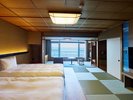 【2026年8月リニューアル】日昇館モダン和室65u/5名定員┃畳とベッドで寛ぐ、海景を望む和モダン客室