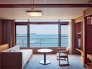 【2026年8月リニューアル】日昇館モダン和室65u/5名定員禁煙┃雄大な太平洋を望む、開放的な空間