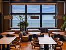 紀伊勝浦の海を目前に、この土地ならではの「鮮度」と「活気」が響き合う新レストラン