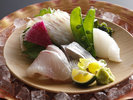 夕陽の優しい光がいざなう晩餐の始まり。(お料理イメージ)