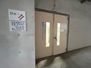 地下駐車場からロビーへの入口