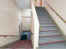 地下駐車場からロビーへは階段です(地下からのエレベーターはございません)