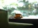【フロントロビー】コーヒーを飲みながらぜいたくなひと時を。