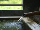 【湯河原温泉】爽やかな渓流の流れに癒されながら、温かい湯に身を浸す贅沢なひとときを。