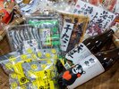 【売店】地元の旨いものや焼酎を取り揃えております。