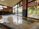 【大浴場】「殿の湯」内湯:広い窓から外の景色を眺めて、ゆっくりとご入浴いただけます