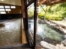 【大浴場】「殿の湯」内湯と露天風呂:どちらもゆったりと入れる空間です