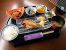 【朝食】アジの一夜干し、鯛のお漬けをメインとしたシンプルな和定食