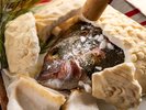 【慶事プラン】岬亭の鯛の塩釜焼は紫蘇の葉に包まれているので、さわやかな風味を味わえます。