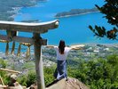 周辺観光【倉岳神社】眼下には不知火海(八代海)の穏やかな海や御所浦の島々、漁村の景色が広がる