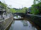 城崎温泉といえば柳並木ですね♪当館から徒歩で10分程度で町の中心部に到着☆