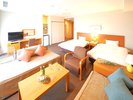 【洋モダンスイート洋室】ベッドとソファのあるお部屋でゆったりとおくつろぎください
