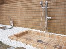 【足洗い場・水飲み場】エントランスにご用意しております