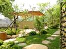 【庭園の風景】宏壮な日本庭園をぜひ散策なさって下さい。