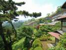 【庭園の風景】宏壮な日本庭園をぜひ散策なさって下さい。