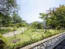 大観荘自慢の宏壮な日本庭園。散策なさるのも楽しみの１つ。