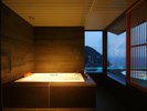 渚の館ダブルの浴室。屋上庭園と日本海が見えます。