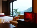 渚の館モデレート和洋室の窓からの景色。目の前に広がる景色は山陰海岸ジオパークの京丹後エリア。