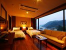 渚の館モデレート和洋室のベッド部分。目の前に広がる景色は山陰海岸ジオパークの京丹後エリア。