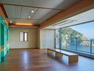 岬の館エレベーターホール。ドアが開いた瞬間の景色は当ホテルの自慢でもあります。