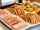 【朝食ブッフェレストラン】地物野菜や和食を中心としたブッフェ(バイキング)をご用意しております。