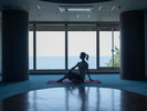 セルフでご利用いただけるスタジオグリーンルーム。壁一面の鏡を利用しご自由にリラックスください。