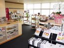 *ご当地名物満載の売店(フロント横)