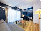 �yJapanese Modern�z���C�h�ȃ��r���O�X�y�[�X�ɂ͑傫�ȃ\�t�@���e�[�u���B