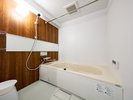 �yAsian Modern�z�L�߂̃o�X�^�u�ƃV�����[�t���̃o�X���[���ł̂�т胊���b�N�X�B