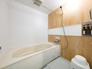 �ySUITE Room Oak�z�g���S�n�̗ǂ��o�X���[���ł́u�z�b�v�Ɨ���������ЂƎ����B