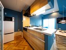 �ySUITE Room Oak�z�A�[�g�̂悤�ɔ�������Ԃ̂Ȃ��ōs�������͓��ʂȎv���o�ɁB