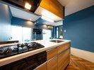 �ySUITE Room Oak�z�����������̂悤�ȃJ���[�ōʂ�ꂽ���\�I�ȃL�b�`���B