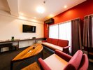�ySUITE Room Rosewood�z�S�n�悢��ԂƉ����ȓ���̂Ȃ��ŃX�C�[�g�ȃz�e����炵���B