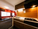 �ySUITE Room Rosewood�z�|�b�v�Ń��g���Ȕz�F�ɕ�܂ꂽ�@�\���ɗD���L�b�`���B