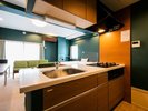 �ySUITE Room Teak�z���r�[�ƈ�̂ɂȂ����L�b�`�����g���A���Ԃ����ƒc���̎��ԁB
