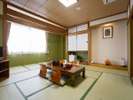 和室13畳:お部屋ごとに色調が異なります