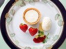 甘みを控えたチーズケーキはコクが引き立ち自家製ならではの美味しさ。デザートは5種盛り合わせの場合も!