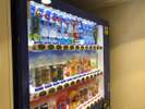 自動販売機ではアルコールも販売中!