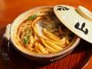 噛み応え抜群の味噌煮込みうどんは山本家。