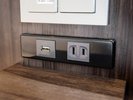 【全室共通】枕元にコンセントと充電用USB差込口があります。