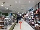 広場を抜けて、「3coins」の横を進みます