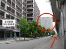 正面に駅西時計駐車場が見えたら右折、直進すると左手にホテルが見えてきます